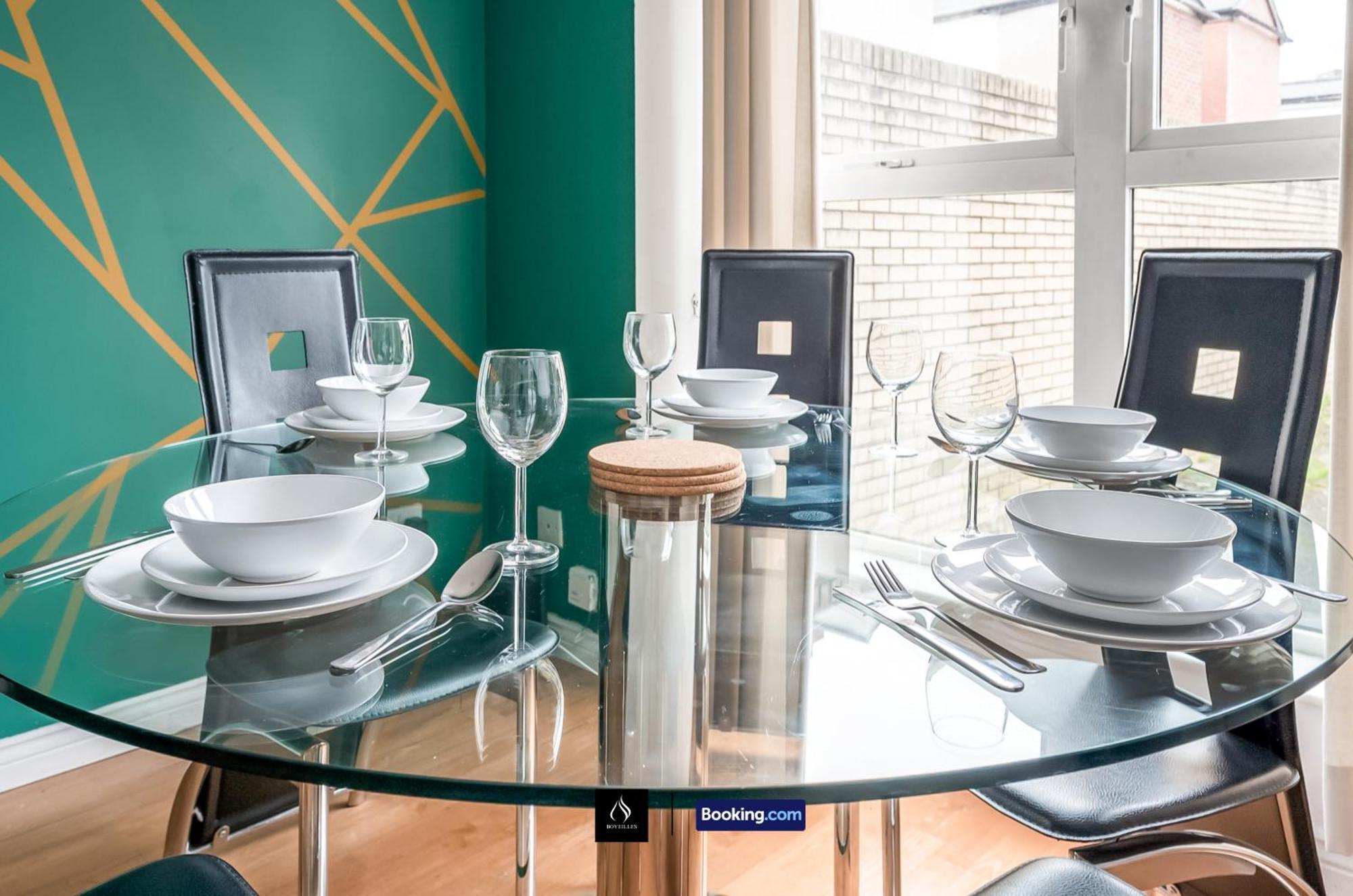 2 Bed House By Boyeilles Apartments Short Lets & Serviced Accommodation Belfast With Balcony & Free Parking Экстерьер фото
