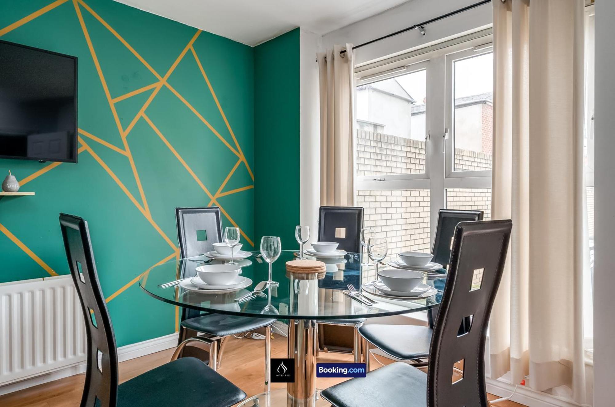 2 Bed House By Boyeilles Apartments Short Lets & Serviced Accommodation Belfast With Balcony & Free Parking Экстерьер фото