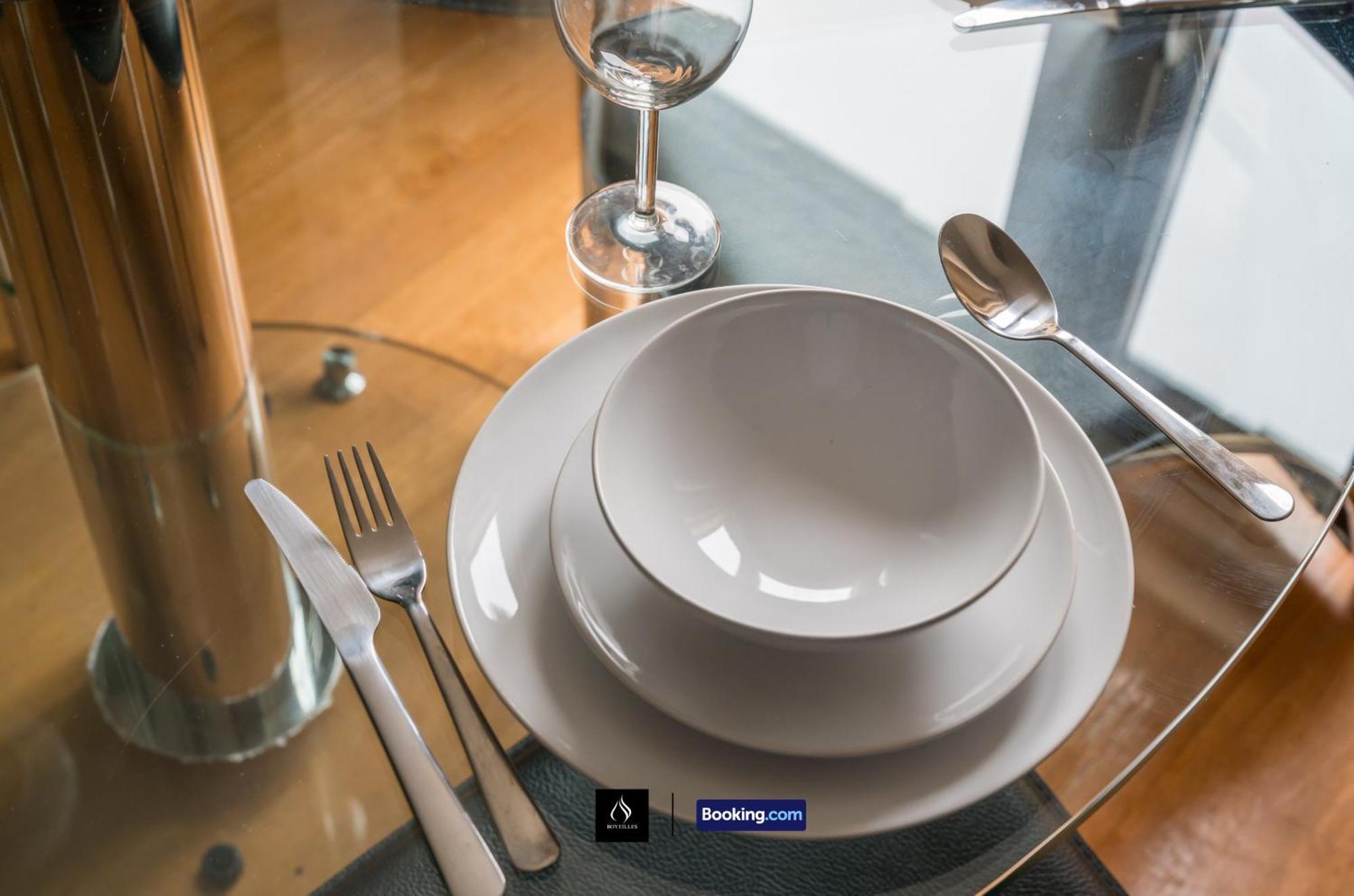 2 Bed House By Boyeilles Apartments Short Lets & Serviced Accommodation Belfast With Balcony & Free Parking Экстерьер фото