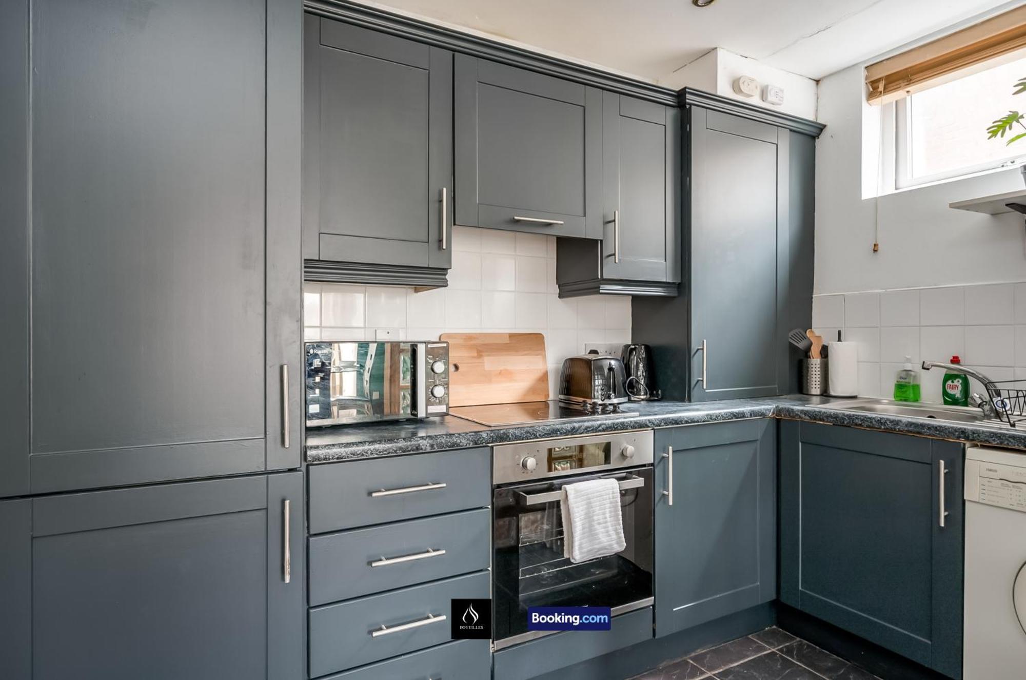 2 Bed House By Boyeilles Apartments Short Lets & Serviced Accommodation Belfast With Balcony & Free Parking Экстерьер фото
