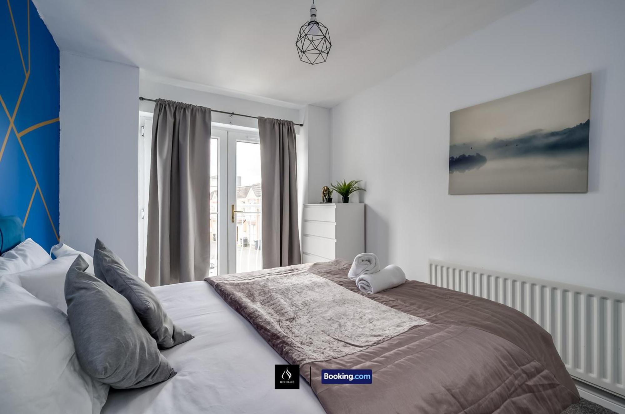 2 Bed House By Boyeilles Apartments Short Lets & Serviced Accommodation Belfast With Balcony & Free Parking Экстерьер фото