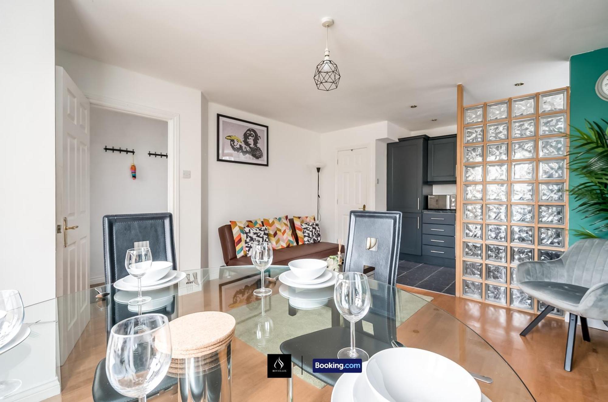 2 Bed House By Boyeilles Apartments Short Lets & Serviced Accommodation Belfast With Balcony & Free Parking Экстерьер фото