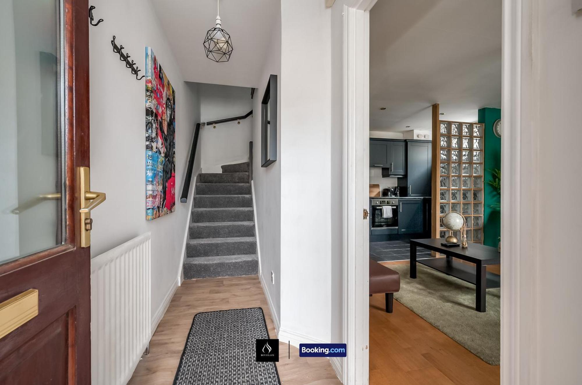 2 Bed House By Boyeilles Apartments Short Lets & Serviced Accommodation Belfast With Balcony & Free Parking Экстерьер фото