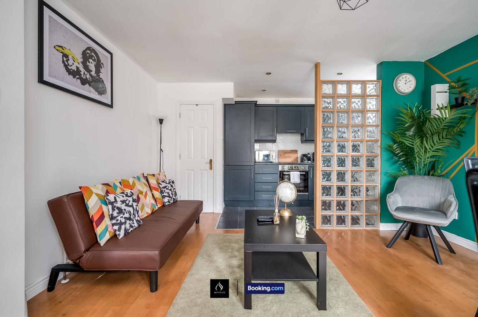 2 Bed House By Boyeilles Apartments Short Lets & Serviced Accommodation Belfast With Balcony & Free Parking Экстерьер фото