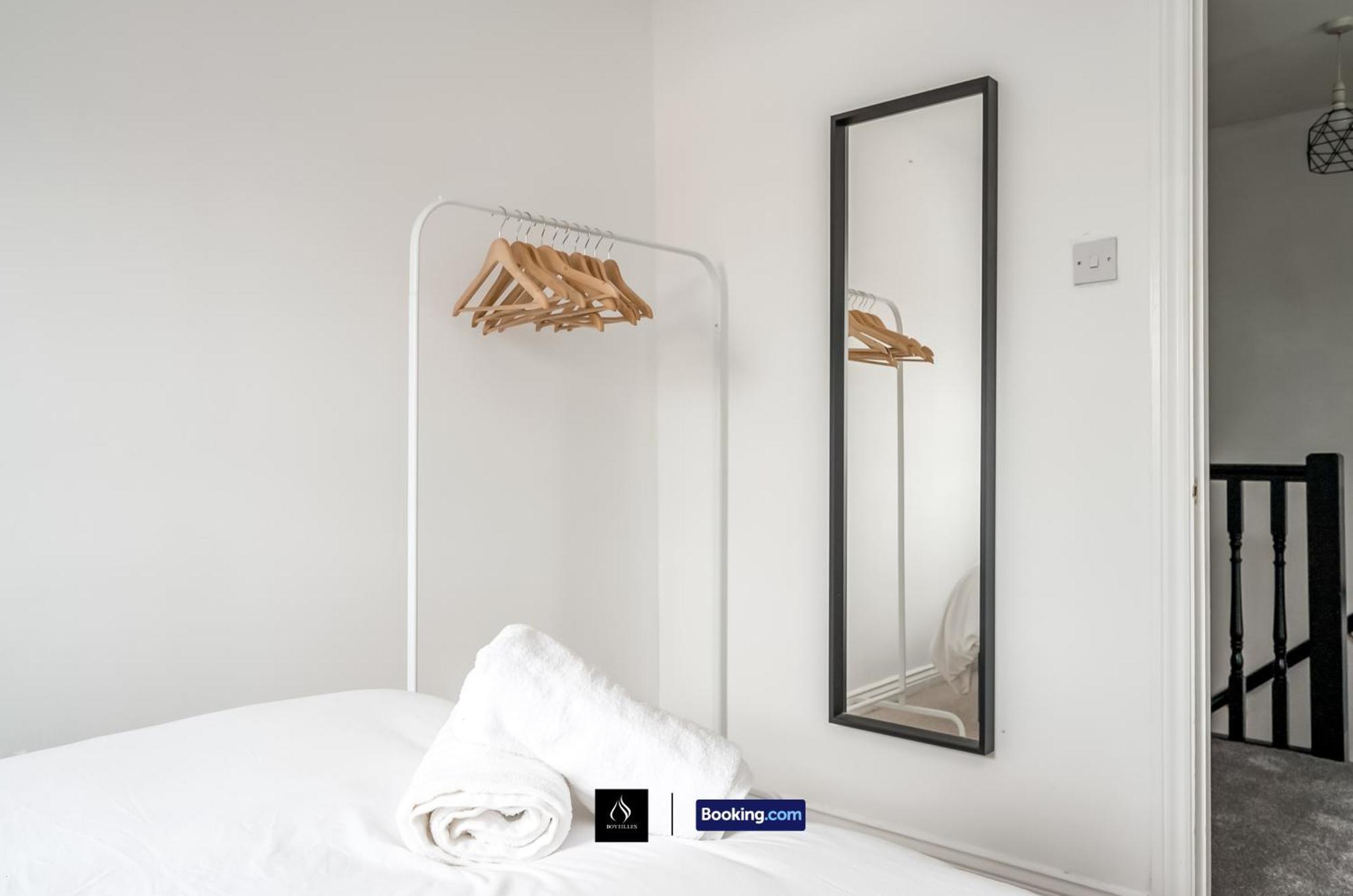 2 Bed House By Boyeilles Apartments Short Lets & Serviced Accommodation Belfast With Balcony & Free Parking Экстерьер фото