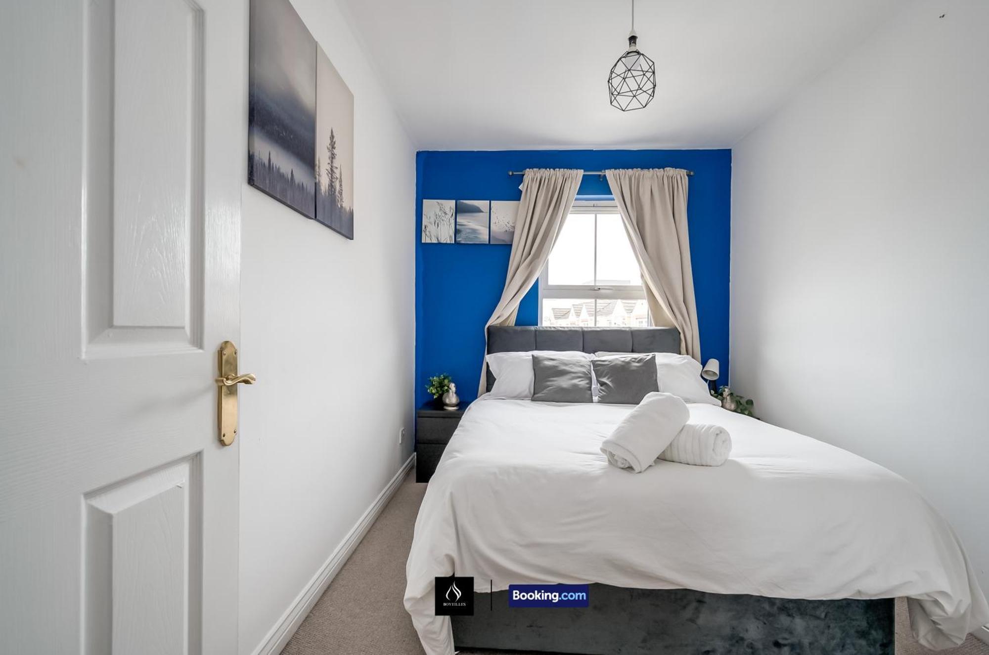 2 Bed House By Boyeilles Apartments Short Lets & Serviced Accommodation Belfast With Balcony & Free Parking Экстерьер фото