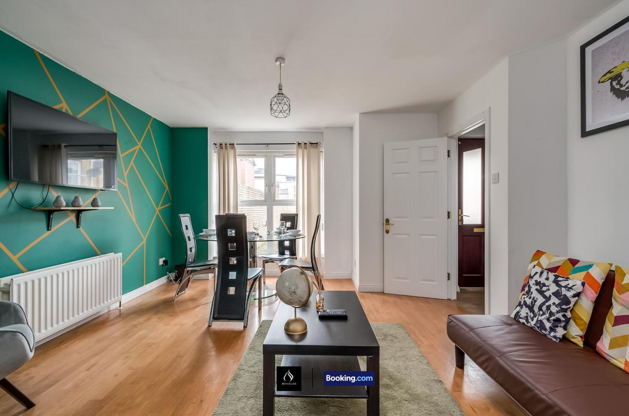 2 Bed House By Boyeilles Apartments Short Lets & Serviced Accommodation Belfast With Balcony & Free Parking Экстерьер фото