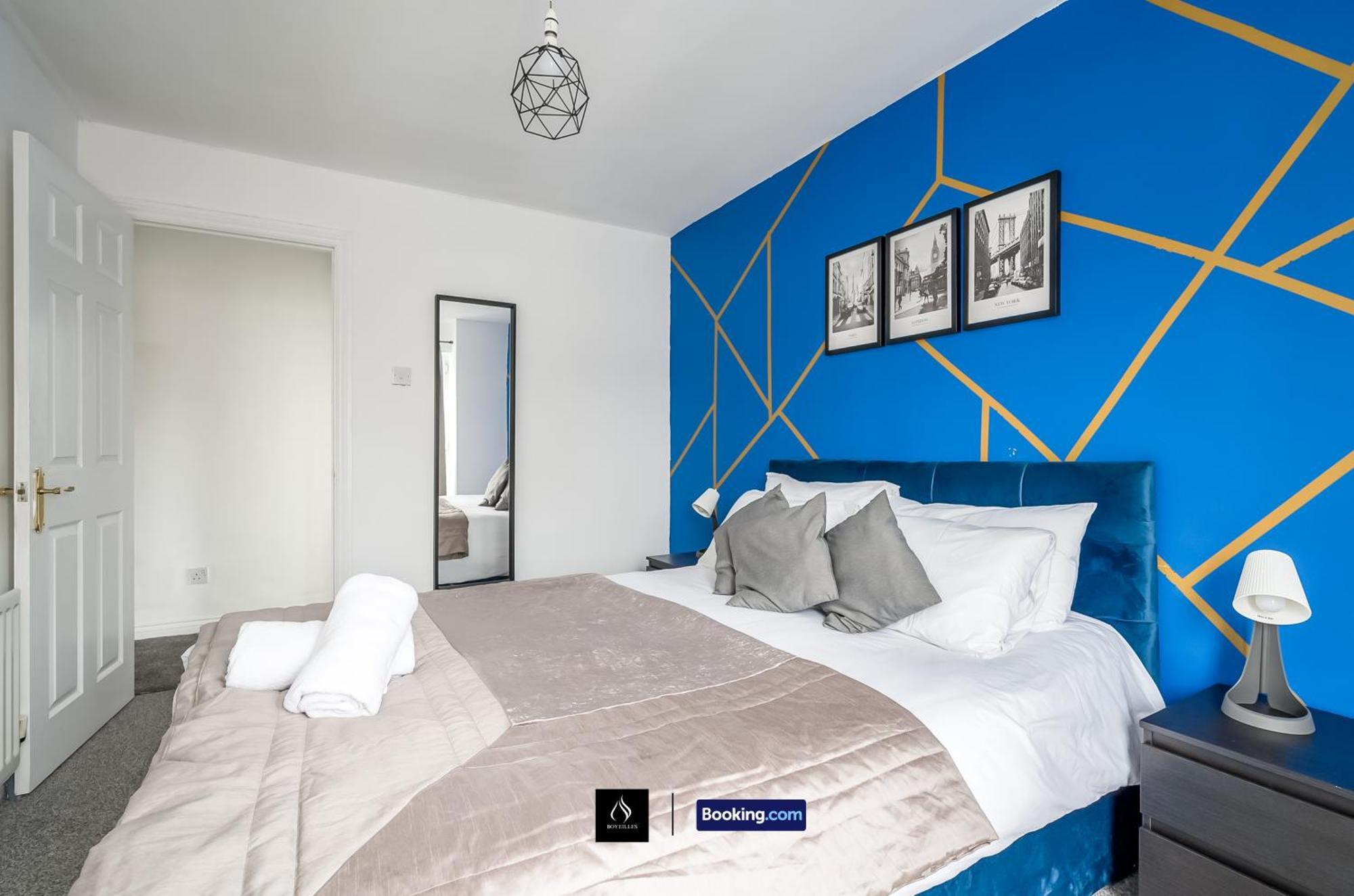 2 Bed House By Boyeilles Apartments Short Lets & Serviced Accommodation Belfast With Balcony & Free Parking Экстерьер фото