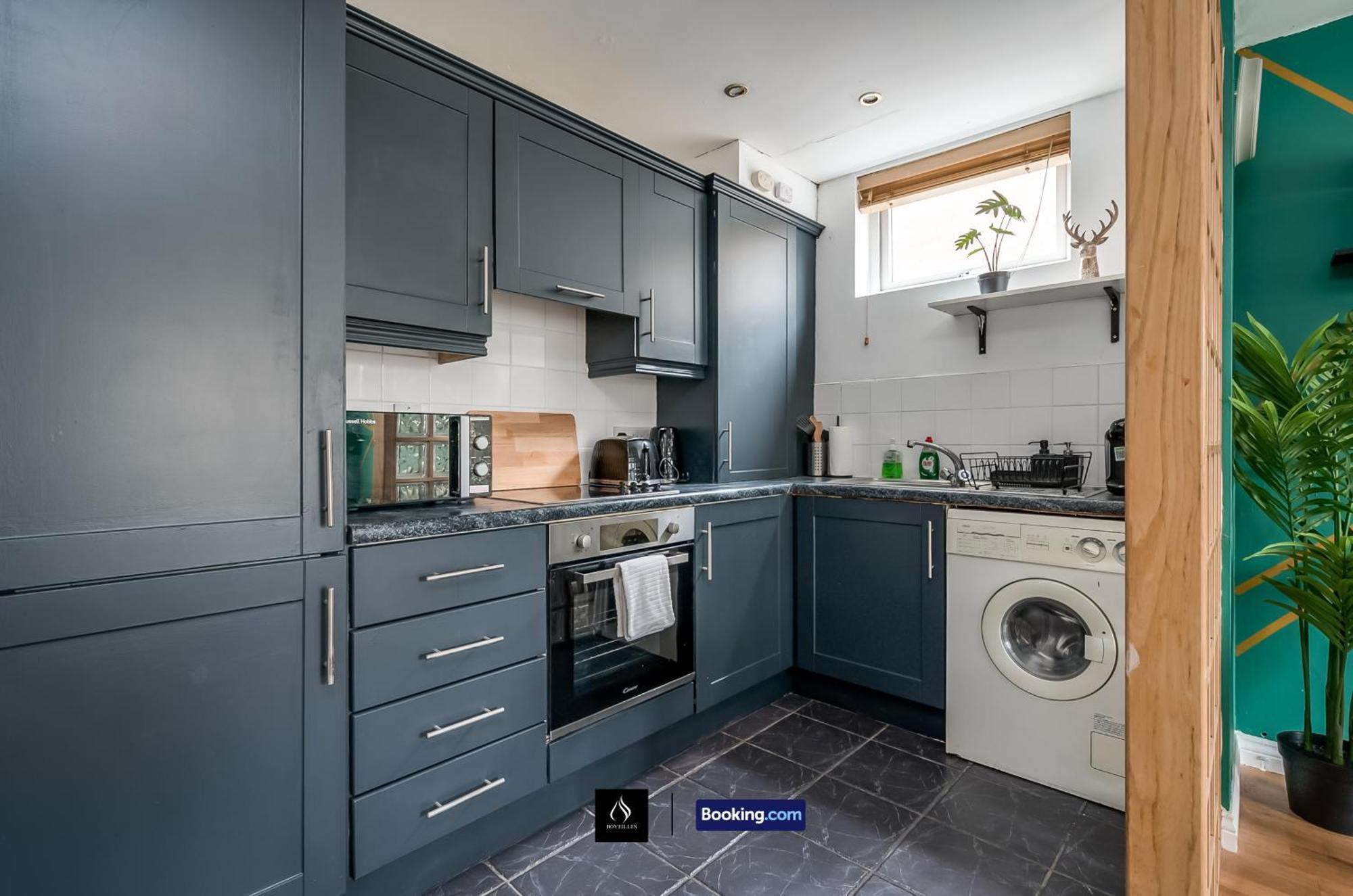 2 Bed House By Boyeilles Apartments Short Lets & Serviced Accommodation Belfast With Balcony & Free Parking Экстерьер фото