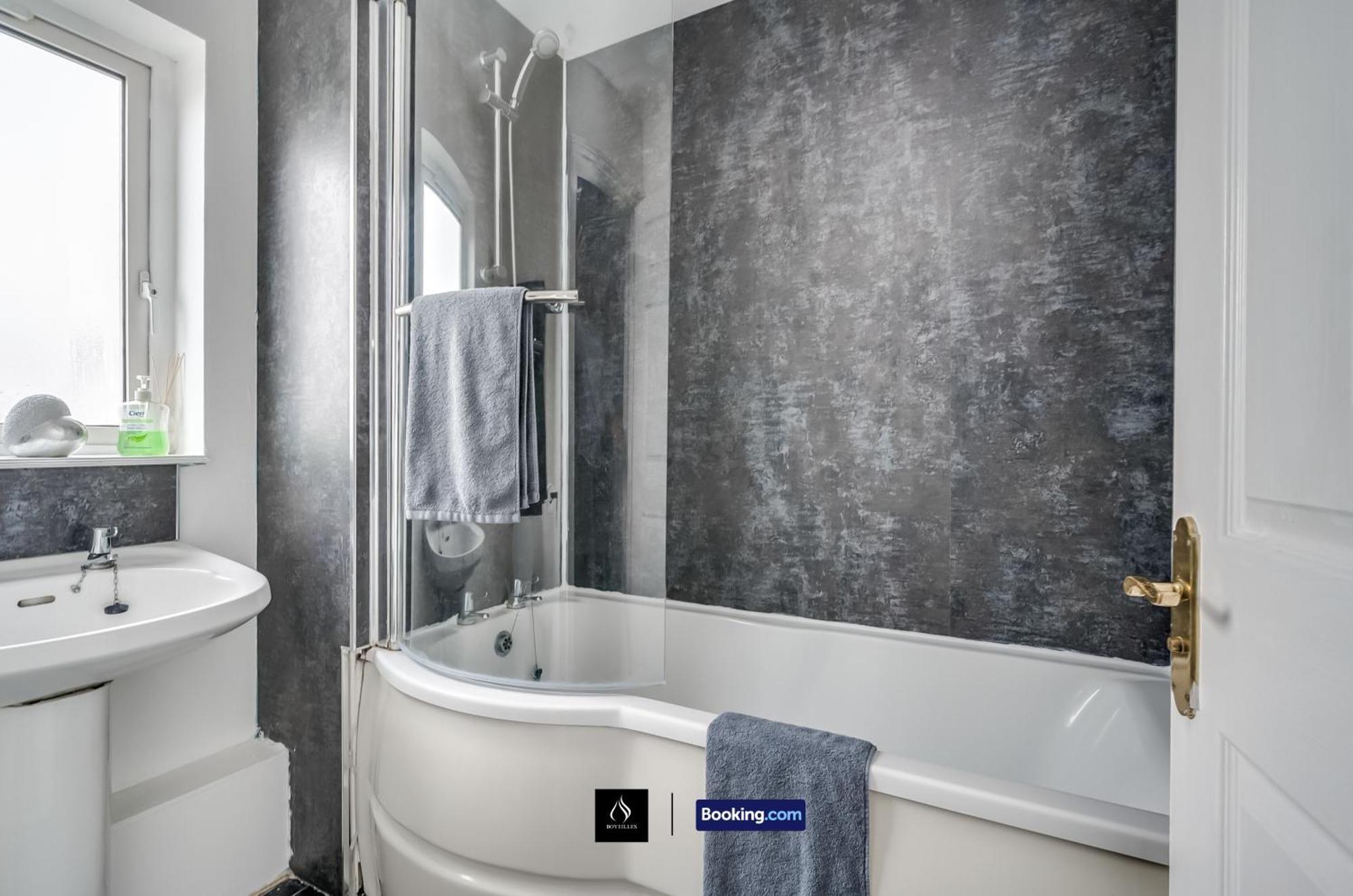 2 Bed House By Boyeilles Apartments Short Lets & Serviced Accommodation Belfast With Balcony & Free Parking Экстерьер фото