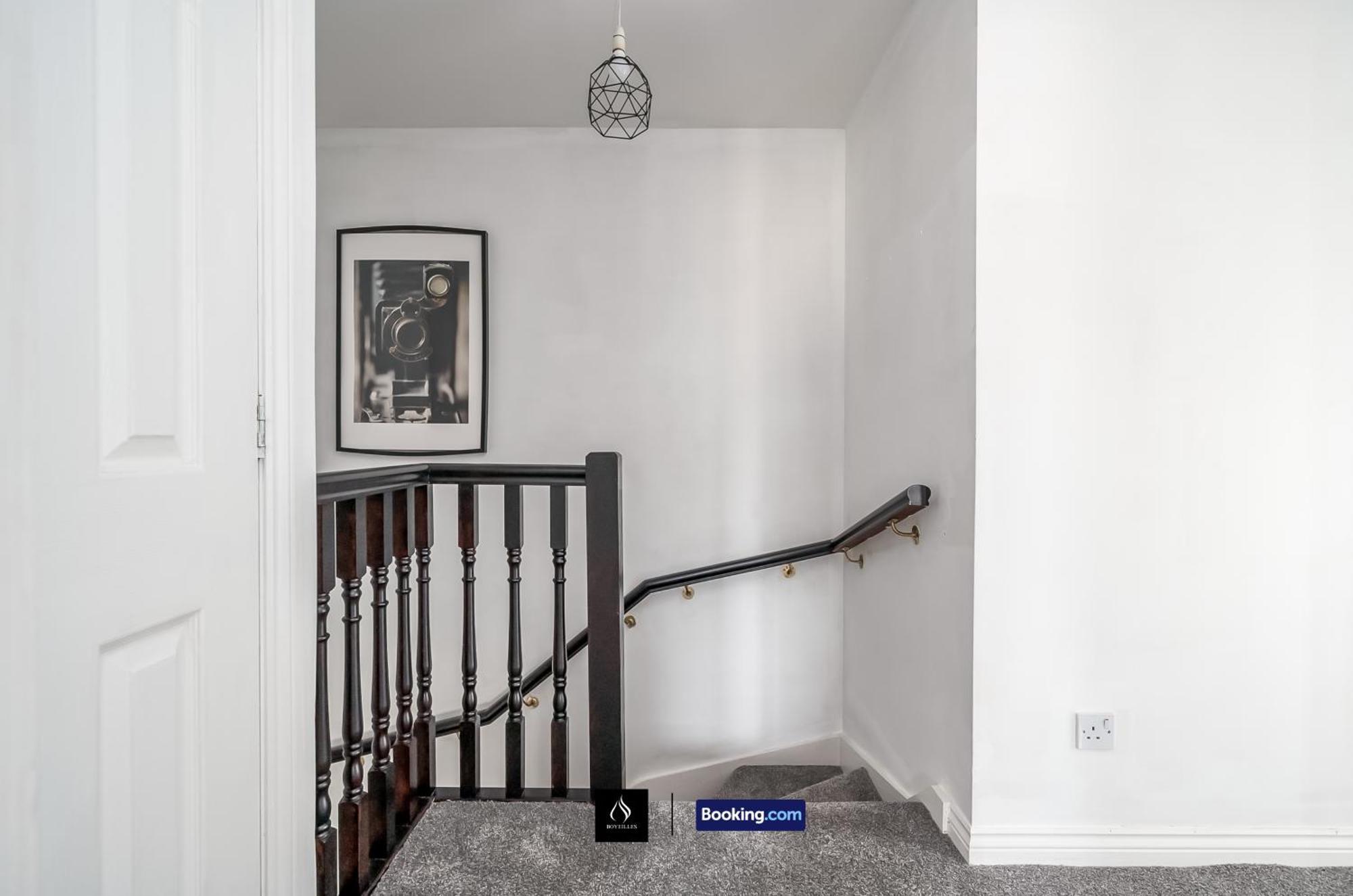 2 Bed House By Boyeilles Apartments Short Lets & Serviced Accommodation Belfast With Balcony & Free Parking Экстерьер фото