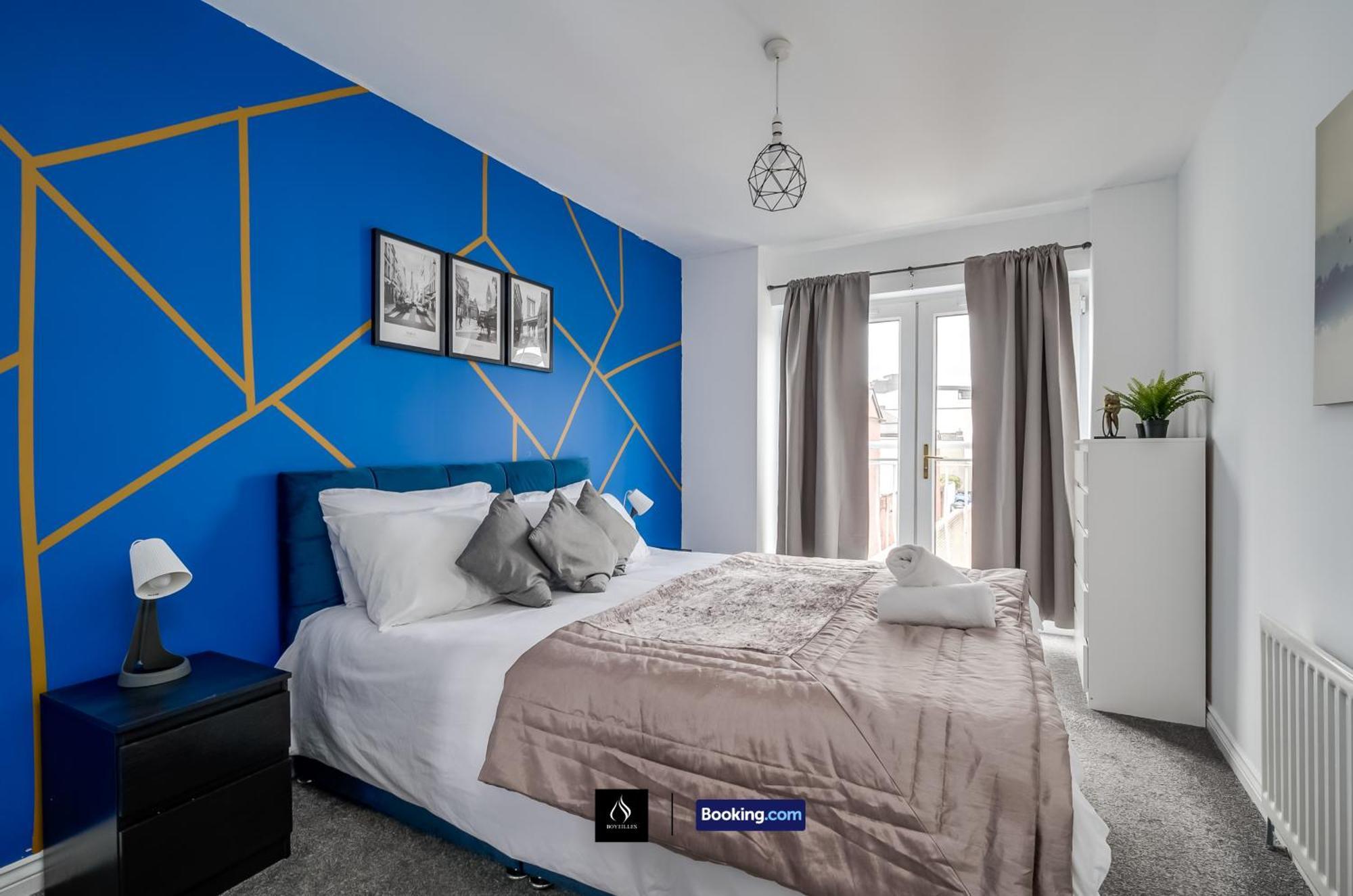 2 Bed House By Boyeilles Apartments Short Lets & Serviced Accommodation Belfast With Balcony & Free Parking Экстерьер фото