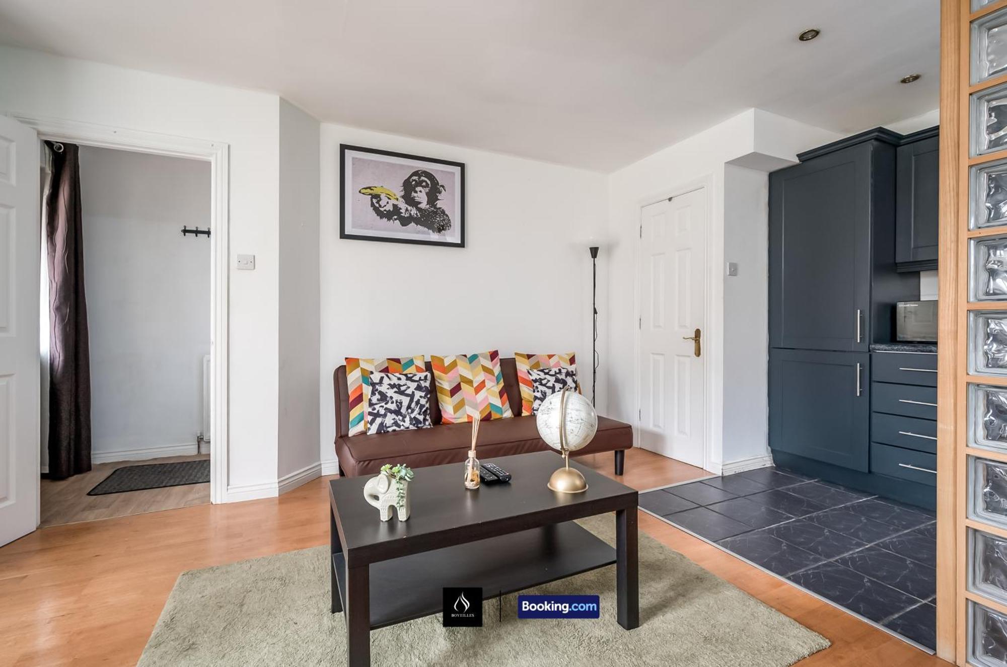 2 Bed House By Boyeilles Apartments Short Lets & Serviced Accommodation Belfast With Balcony & Free Parking Экстерьер фото
